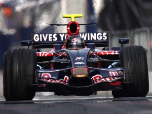 Sebastian Vettel corre sul Circuit de Catalunya nel 2008 con la scuderia Toro Rosso